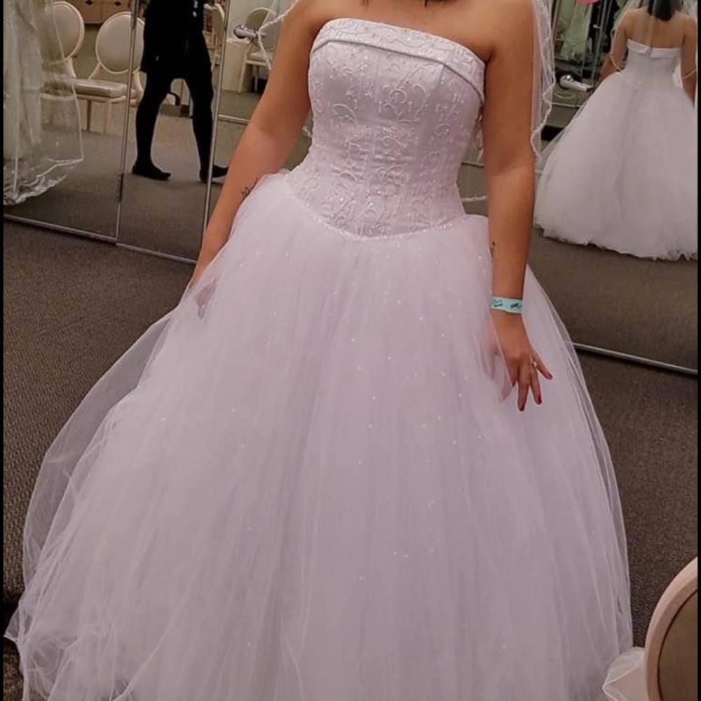 Never worn beautiful white wedding dress